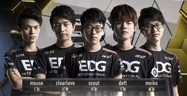 表情轻松自 表情轻松自